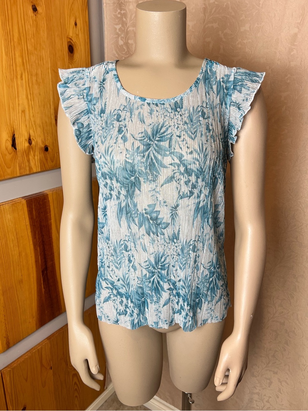MAISON D'AMELIE Blue and White Sheer Shimmer Feminine Short Sleeve Blouse - Sz M